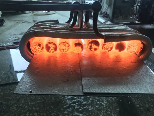 Dispositivo di indurimento per raffreddamento ad acqua con sistema di controllo automatico della temperatura